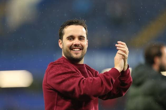 27th April 2024; Stamford Bridge, London, England: UEFA Womens Champions League Football, Semi Final, Second Leg, Chelsea versus Barcelona; Barcelona manager Jonatan Giraldez thanking the fans after the match.  ActionPlus12635752 KatiexChan