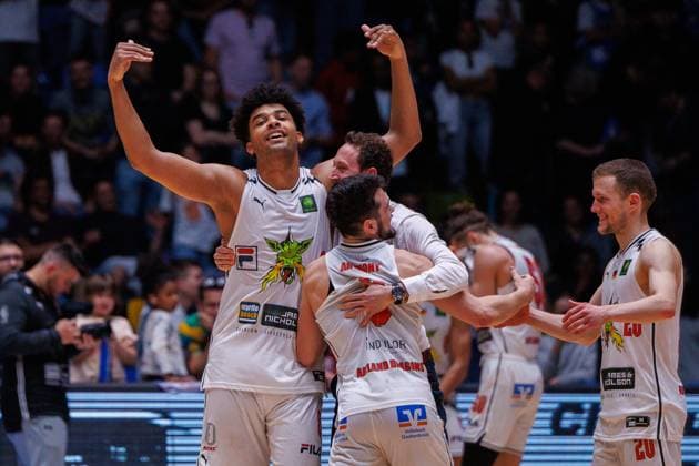 Sport Themen der Woche KW17 Sport Bilder des Tages Barmer Pro A, 34. Spieltag, Fraport Skyliners - Artland Dragons, Frankfurt, 27.04.2024 Die Gäste aus Quakenbrück siegen mit 91:95 nach Overtime in Frankfurt; Entsprecht groß ist die Freude; Emotion; Partie der Barmer Pro A (2. Basketball Bundesliga) am 34. Spieltag *** Barmer Pro A, Matchday 34, Fraport Skyliners Artland Dragons, Frankfurt, 27 04 2024 The visitors from Quakenbrück win 91 95 after overtime in Frankfurt The joy of the Barmer Pro A 2 Basketball Bundesliga game on Matchday 34 is correspondingly great. Copyright: xBEAUTIFULxSPORTS Hahnex