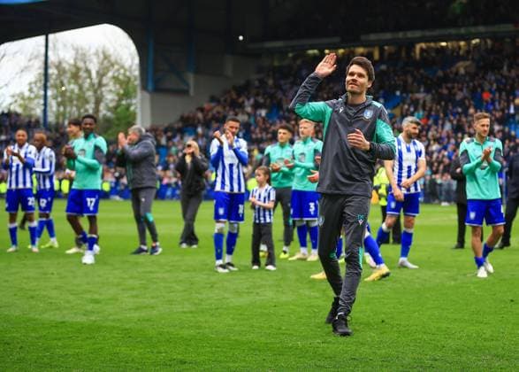 Sheffield Wednesday Manager Danny Rohl waves to fans at full time Sheffield Wednesday v West Bromwich Albion, EFL Sky Bet Championship, Football, Hillsborough, Sheffield, UK - 27 Apr 2024 EDITORIAL USE ONLY No use with unauthorised audio, video, data, fixture lists, club league logos or live services. Online in-match use limited to 120 images, no video emulation. No use in betting, games or single club league player publications.  Copyright: xMarkxKerton Shutterstockx 14451131ec