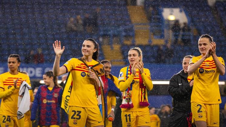 Chelsea Women v FC Barcelona, Barca Women UEFA Womens Champions League FC Barcelona Women wave and applaud to the crowd after the UEFA Womens Champions League Semi-final Second Leg match at Stamford Bridge, London Copyright: xChrisxMyattx FIL-20094-0096 UK Newspapers OUT