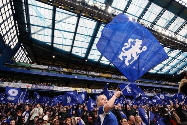 Chelsea gegen Barcelona Women 27. April 2024, London UEFA Women™s Champions League, Halbfinale, Rückspiel Chelsea gegen Barcelona Women Chelsea-Fans schwenken Fahnen Foto Charlotte Wilson Abseits London UK  Copyright: xCharlottexWilsonx xOffsidexOffside