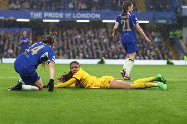 Chelsea gegen Barcelona Frauen 27. April 2024, London UEFA Women™s Champions League, Halbfinale, Rückspiel Chelsea gegen Barcelona Frauen Salma Paralluelo von Barcelona blickt vom Boden auf Foto Charlotte Wilson Offside London UK  Copyright: xCharlottexWilsonx xOffsidexOffside