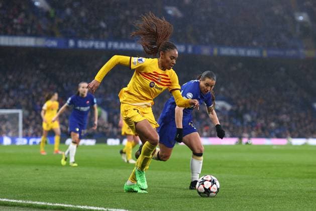 Chelsea gegen Barcelona Frauen 27. April 2024, London UEFA Women™s Champions League, Halbfinale, Rückspiel Chelsea gegen Barcelona Frauen Salma Paralluelo von Barcelona und Fran Kirby von Chelsea Foto Charlotte Wilson Abseits London UK  Copyright: xCharlottexWilsonx xOffsidexOffside