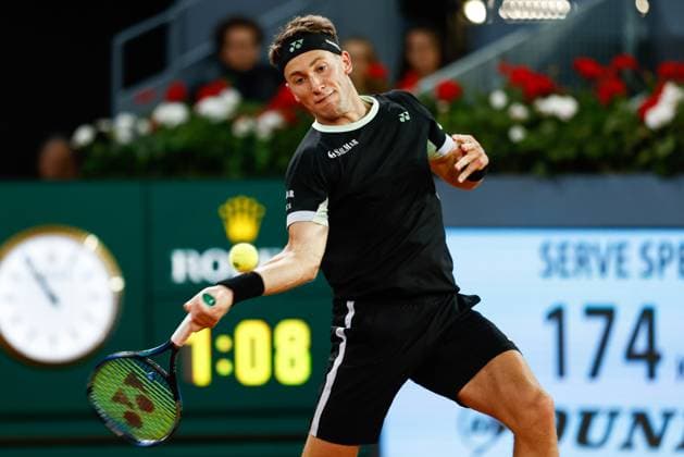 April 27, 2024, Madrid, Madrid, SPAIN: Casper Ruud of Norway in action against Miomir Kecmanovic of Serbia during the Mutua Madrid Open 2024, ATP, Tennis Herren Masters 1000 and WTA, Tennis Damen 1000, tournament celebrated at Caja Magica on April 27, 2024 in Madrid, Spain. Madrid SPAIN - ZUMAa181 20240427_zaa_a181_167 Copyright: xIrinaxR.xHipolitox