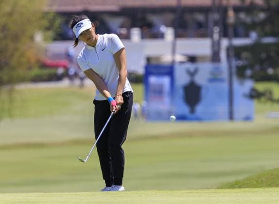 April 27, 2024, Los Angeles, California, USA: Jennifer Chang chips the ball during Round 3 of the JM Eagle LA Championship presented by Plastpro on Saturday April 27, 2024 at the Wilshire Country Club in Los Angeles, California. ARIANA RUIZ PI Los Angeles U.S - ZUMAp124 20240427_zaa_p124_139 Copyright: xArianaxRuizx