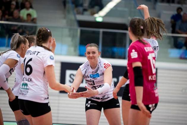 2 Bundesliga Women Pro Schwarz Weiss Erfurt vs Stralsunder Wildcats 27 04 2024 Tina De Groot 12 Schwarz Weiss Erfurt and team 2 Bundesliga Women Pro Schwarz Weiss Erfurt vs Stralsunder Wildcats Riethsporthalle Erfurt 27 04 2024 Copyright: xBEAUTIFULxSPORTS Duehringx