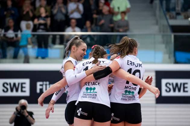 2 Bundesliga Women Pro Schwarz Weiss Erfurt vs Stralsunder Wildcats 27 04 2024 Cheers, Silvie Pavlová 4 Schwarz Weiss Erfurt and team 2 Bundesliga Women Pro Schwarz Weiss Erfurt vs Stralsunder Wildcats Riethsporthalle Erfurt 27 04 2024 Copyright: xBEAUTIFULxSPORTS Duehringx