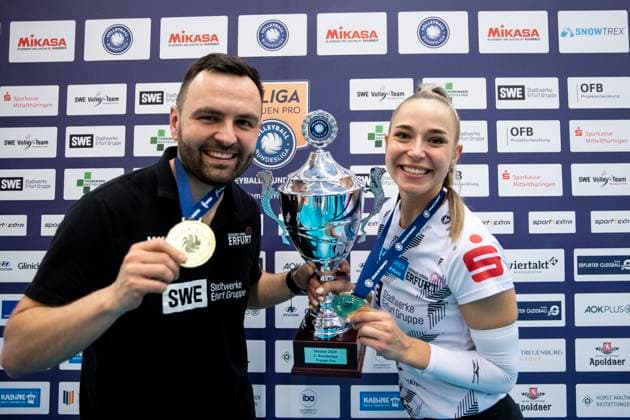 2 Bundesliga Women Pro Schwarz Weiss Erfurt vs Stralsunder Wildcats 27 04 2024 Mateusz Zarczynski Coach Schwarz Weiss Erfurt and Silvie Pavlová 4 Schwarz Weiss Erfurt 2 Bundesliga Women Pro Schwarz Weiss Erfurt vs Stralsunder Wildcats Riethsporthalle Erfurt 27 04 2024 Copyright: xBEAUTIFULxSPORTS Duehringx