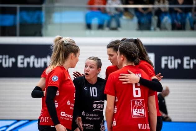 2 Bundesliga Women Pro Schwarz Weiss Erfurt vs Stralsunder Wildcats 27 04 2024 Sabrina Dommaschke 10 Stralsunder Wildcats and team 2 Bundesliga Women Pro Schwarz Weiss Erfurt vs Stralsunder Wildcats Riethsporthalle Erfurt 27 04 2024 Copyright: xBEAUTIFULxSPORTS Duehringx
