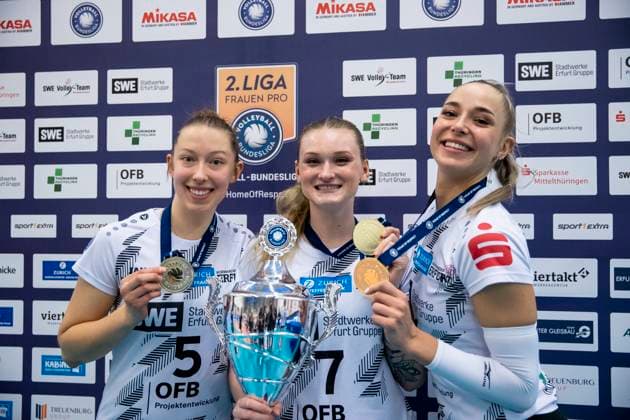 2 Bundesliga Women Pro Schwarz Weiss Erfurt vs Stralsunder Wildcats 27 04 2024 from left, Isabella Noble 5 Schwarz Weiss Erfurt , Ashlyn Maye Blotzer 7 Schwarz Weiss Erfurt and Silvie Pavlová 4 Schwarz Weiss Erfurt 2 Bundesliga Women Pro Schwarz Weiss Erfurt vs Stralsunder Wildcats Riethsporthalle Erfurt 27 04 2024 Copyright: xBEAUTIFULxSPORTS Duehringx