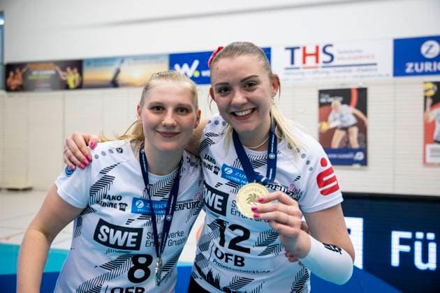 2 Bundesliga Women Pro Schwarz Weiss Erfurt vs Stralsunder Wildcats 27 04 2024 Sina Stöckmann 8 Schwarz Weiss Erfurt left and Tina De Groot 12 Schwarz Weiss Erfurt 2 Bundesliga Women Pro Schwarz Weiss Erfurt vs Stralsunder Wildcats Riethsporthalle Erfurt 27 04 2024 Copyright: xBEAUTIFULxSPORTS Duehringx