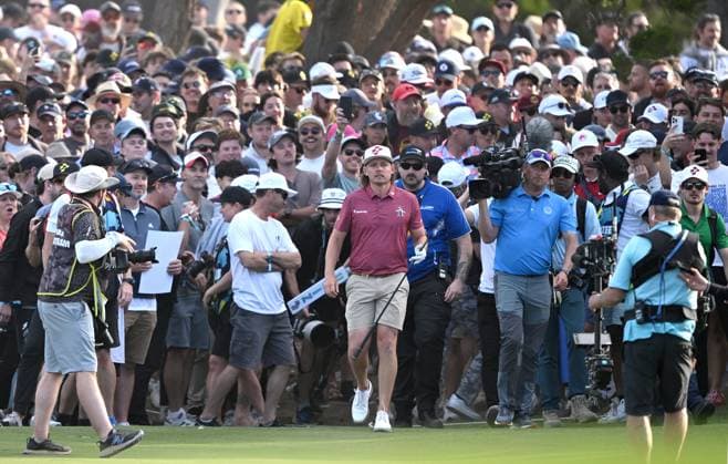 LIV GOLF ADELAIDE, A large gallery follows Cameron Smith during the final round of LIV Golf Adelaide at the Grange Golf Club in Adelaide, Sunday, April 28, 2024. ( NO ARCHIVING, EDITORIAL USE ONLY, NO USE IN BOOKS WITHOUT CONSENT ADELAIDE SOUTH AUSTRALIA AUSTRALIA  Copyright: xMICHAELxERREYx 20240428152729027628