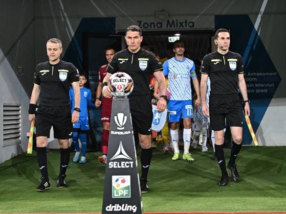 The referee brigade formed by Vasile Marinescu, Istvan Kovacs and Mihai Marius Marica together with the captains Mario Camora Malico Paulino Mario Jorge and NicuÈ™or Silviu Bancu in the football match between Universitatea Craiova and CFR Cluj, counting for the Superbet Super League Play off, held at the Ion Oblemenco Stadium in Craiova, Thursday 25 April 2024 Craiova Copyright: xRazvanxPasarica SPORTxPICTURESx