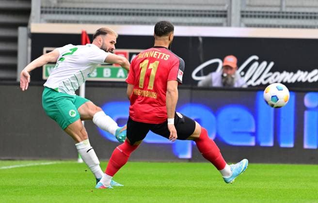 28 04 2024 Soccer Season 2023 2024 2 Soccer Bundesliga 31 Matchday SV Wehen Wiesbaden SVWW SpVgg Greuther Fürth Kleeblatt Sportfoto Zink xwoxzix DFL regulations prohibit any use of photographs as image sequences and or quasi video only for editorial use Simon Asta 2, SpVgg Greuther Fürth Keanan Bennetts 11, SV Wehen 1926 Wiesbaden SVWW