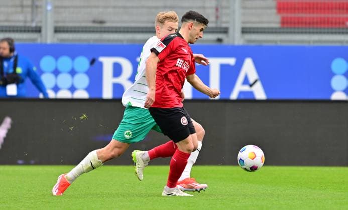 28 04 2024 Soccer Season 2023 2024 2 Soccer Bundesliga 31 Matchday SV Wehen Wiesbaden SVWW SpVgg Greuther Fürth Kleeblatt Sportfoto Zink xwoxzix DFL regulations prohibit any use of photographs as image sequences and or quasi video only for editorial use Robin Heußer Heusser 7, SV Wehen 1926 Wiesbaden SVWW before Philipp Müller 34, SpVgg Greuther Fürth