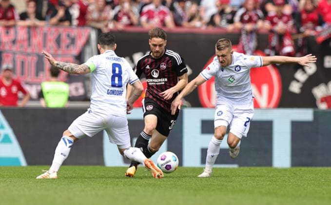 28 04 2024 Soccer Season 2023 2024 2 Soccer Bundesliga 31 Matchday 1 FC Nürnberg FCN Club Karlsruher SC KSC Sportfoto Zink DaMa xdaxmax DFL regulations prohibit any use of photographs as image sequences and or quasi video only for editorial use Jerome Gondorf 8, Karlsruher SC KSC Lukas Schleimer 36, 1 FC Nürnberg FCN Marco Thiede 21, Karlsruher SC KSC