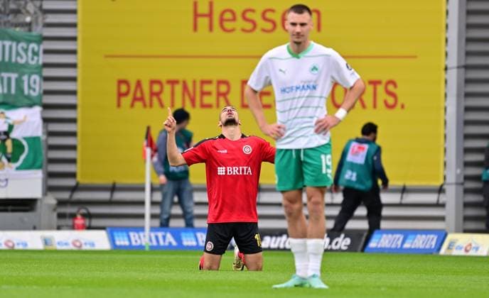 28 04 2024 Soccer Season 2023 2024 2 Soccer Bundesliga 31 Matchday SV Wehen Wiesbaden SVWW SpVgg Greuther Fürth Kleeblatt Sportfoto Zink xwoxzix DFL regulations prohibit any use of photographs as image sequences and or quasi video only for editorial use Torjubel Jubel nach Treffer Torschuß zum 1 0 durch Ivan Prtajin 18, SV Wehen 1926 Wiesbaden SVWW Tim Lemperle 19, SpVgg Greuther Fürth vorn enttäuscht Enttäuschung