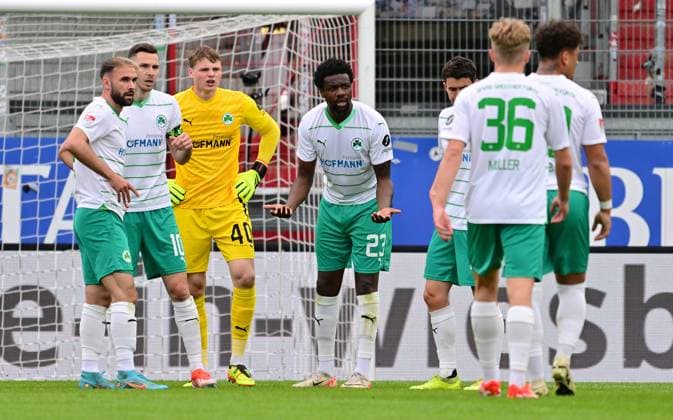 28 04 2024 Fußball Saison 2023 2024 2 Fussball Bundesliga 31 Spieltag SV Wehen Wiesbaden SVWW SpVgg Greuther Fürth Kleeblatt Sportfoto Zink xwoxzix DFL regulations prohibit any use of photographs as image sequences and or quasi video only for editorial use Mannschaft Team Fürth enttäuscht Enttäuschung Teamkreis Mannschaft Team after conceding goal to 2 0 by Nikolas Agrafiotis 25, SV Wehen 1926 Wiesbaden SVWW Simon Asta 2, SpVgg Greuther Fürth Branimir Hrgota 10 SpVgg Greuther Fürth Jonas Urbig 40, SpVgg Greuther Fürth Gideon Jung 23, SpVgg Greuther Fürth