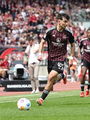 28 04 2024 Soccer Season 2023 2024 2 Soccer Bundesliga 31 Matchday 1 FC Nürnberg FCN Club Karlsruher SC KSC Sportfoto Zink DaMa xdaxmax DFL regulations prohibit any use of photographs as image sequences and or quasi video only for editorial use Can Yilmaz Uzun 42, 1 FC Nürnberg FCN Freisteller Einzelbild