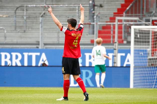 28 04 2024, xavx, Fußball 2 Bundesliga, SV Wehen Wiesbaden SpVgg Greuther Fuerth emspor, v l Sascha Mockenhaupt SV Wehen Wiesbaden celebrate the goal, Der Torjubel zum 2 0 durch Nikolas Agrafiotis SV Wehen Wiesbaden DFL DFB REGULATIONS PROHIBIT ANY USE OF PHOTOGRAPHS as IMAGE SEQUENCES and or QUASI VIDEO Wiesbaden