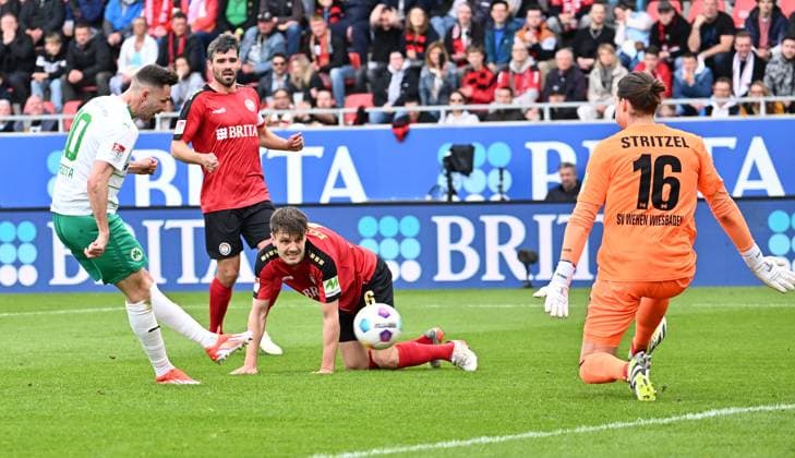 28 04 2024 Soccer Season 2023 2024 2 Soccer Bundesliga 31 Matchday SV Wehen Wiesbaden SVWW SpVgg Greuther Fürth Kleeblatt Sportfoto Zink xwoxzix DFL regulations prohibit any use of photographs as image sequences and or quasi video only for editorial use Branimir Hrgota 10 SpVgg Greuther Fürth Gino Fechner 6, SV Wehen 1926 Wiesbaden SVWW Florian Stritzel 16, SV Wehen 1926 Wiesbaden SVWW Chance Torchance