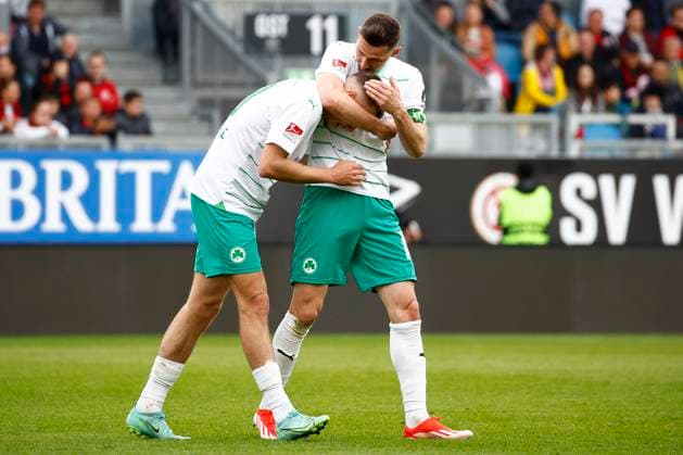 28 04 2024, xavx, Fussball 2 Bundesliga, SV Wehen Wiesbaden SpVgg Greuther Fuerth emspor, v l Branimir Hrgota SpVgg Greuther Fürth celebrate the goal, Der Torjubel zum 2 1 DFL DFB REGULATIONS PROHIBIT ANY USE OF PHOTOGRAPHS as IMAGE SEQUENCES and or QUASI VIDEO Wiesbaden