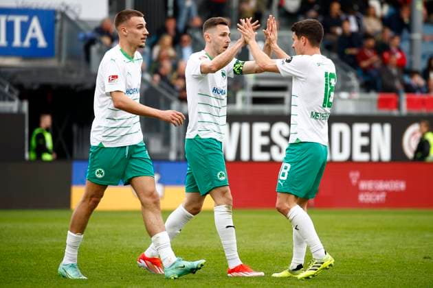 28 04 2024, xavx, Fussball 2 Bundesliga, SV Wehen Wiesbaden SpVgg Greuther Fuerth emspor, v l Branimir Hrgota SpVgg Greuther Fürth celebrate the goal, Der Torjubel zum 2 1 DFL DFB REGULATIONS PROHIBIT ANY USE OF PHOTOGRAPHS as IMAGE SEQUENCES and or QUASI VIDEO Wiesbaden