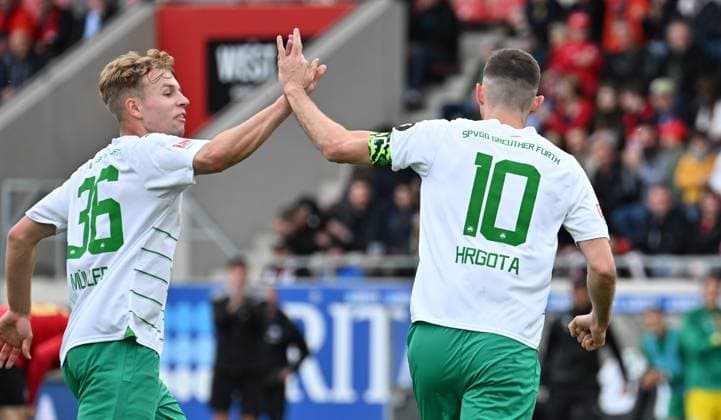 28 04 2024 Soccer Season 2023 2024 2 Soccer Bundesliga 31 Matchday SV Wehen Wiesbaden SVWW SpVgg Greuther Fürth Kleeblatt Sportfoto Zink xwoxzix DFL regulations prohibit any use of photographs as image sequences and or quasi video only for editorial use Torjubel Jubel nach Treffer Torschuß zum 2 1 durch Branimir Hrgota 10 SpVgg Greuther Fürth Philipp Müller 34, SpVgg Greuther Fürth Branimir Hrgota 10 SpVgg Greuther Fürth