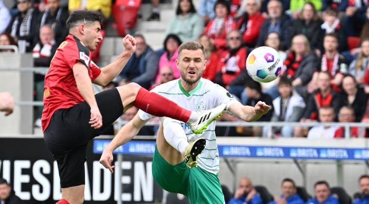 28 04 2024 Soccer Season 2023 2024 2 Soccer Bundesliga 31 Matchday SV Wehen Wiesbaden SVWW SpVgg Greuther Fürth Kleeblatt Sportfoto Zink xwoxzix DFL regulations prohibit any use of photographs as image sequences and or quasi video only for editorial use Robin Heußer Heusser 7, SV Wehen 1926 Wiesbaden SVWW Dennis Srbeny 7, SpVgg Greuther Fürth
