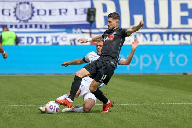 28 04 2024, xgox, Fußball 2 Bundesliga, 1 FC Magdeburg VfL Osnabrueck emspor, v l Tobias Müller Magdeburg, 21 , Charalambos Makridis Osnabrueck, 11 Zweikampf, Duell, Kampf, tackle DFL DFB REGULATIONS PROHIBIT ANY USE OF PHOTOGRAPHS as IMAGE SEQUENCES and or QUASI VIDEO Magdeburg