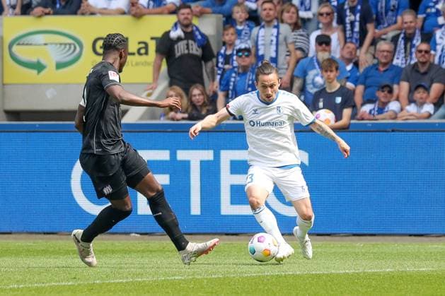 28 04 2024, xgox, Fußball 2 Bundesliga, 1 FC Magdeburg VfL Osnabrueck emspor, v l Maxwell Gyamfi Osnabrueck, 4 , Baris Atik Magdeburg, 23 Zweikampf, Duell, Kampf, tackle DFL DFB REGULATIONS PROHIBIT ANY USE OF PHOTOGRAPHS as IMAGE SEQUENCES and or QUASI VIDEO Magdeburg