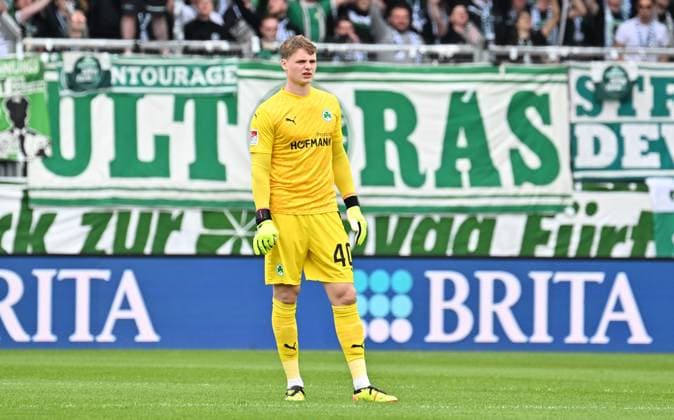 28 04 2024 Soccer Season 2023 2024 2 Soccer Bundesliga 31 Matchday SV Wehen Wiesbaden SVWW SpVgg Greuther Fürth Kleeblatt Sportfoto Zink xwoxzix DFL regulations prohibit any use of photographs as image sequences and or quasi video only for editorial use Jonas Urbig 40, SpVgg Greuther Fürth