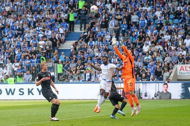 28 04 2024, xgox, Fussball 2 Bundesliga, 1 FC Magdeburg VfL Osnabrueck emspor, v l Philipp Kühn Osnabrueck, 22 Parade, haelt den Ball, faengt den Ball, pariert DFL DFB REGULATIONS PROHIBIT ANY USE OF PHOTOGRAPHS as IMAGE SEQUENCES and or QUASI VIDEO Magdeburg