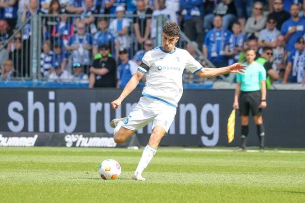 28 04 2024, xgox, Fussball 2 Bundesliga, 1 FC Magdeburg VfL Osnabrueck emspor, v l Daniel Elfadli Magdeburg, 6 am Ball, plays the ball DFL DFB REGULATIONS PROHIBIT ANY USE OF PHOTOGRAPHS as IMAGE SEQUENCES and or QUASI VIDEO Magdeburg