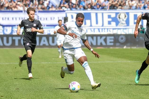 28 04 2024, xgox, Fussball 2 Bundesliga, 1 FC Magdeburg VfL Osnabrueck emspor, v l Bryan Teixeira Magdeburg, 8 am Ball, plays the ball DFL DFB REGULATIONS PROHIBIT ANY USE OF PHOTOGRAPHS as IMAGE SEQUENCES and or QUASI VIDEO Magdeburg