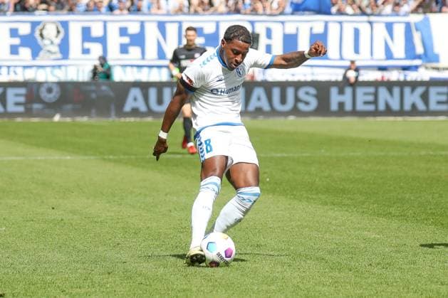 28 04 2024, xgox, Fussball 2 Bundesliga, 1 FC Magdeburg VfL Osnabrueck emspor, v l Bryan Teixeira Magdeburg, 8 am Ball, plays the ball DFL DFB REGULATIONS PROHIBIT ANY USE OF PHOTOGRAPHS as IMAGE SEQUENCES and or QUASI VIDEO Magdeburg