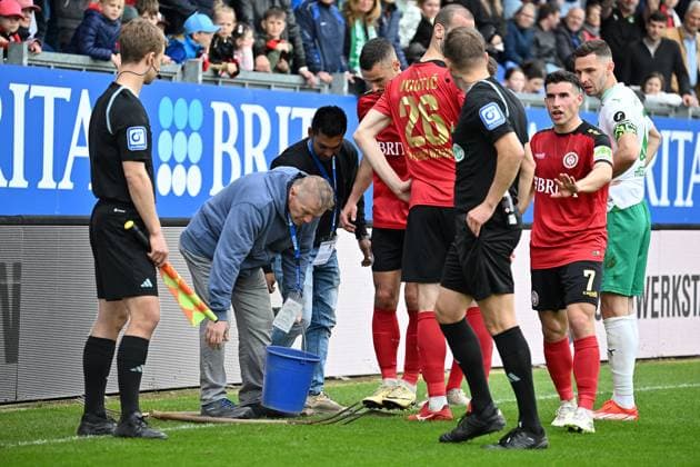 28 04 2024 Soccer Season 2023 2024 2 Soccer Bundesliga 31 Matchday SV Wehen Wiesbaden SVWW SpVgg Greuther Fürth Kleeblatt Sportfoto Zink xwoxzix DFL regulations prohibit any use of photographs as image sequences and or quasi video only for editorial use Impression hole at the edge of the pitch must be filled in