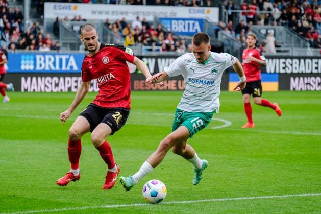Aleksandar Vukotic SV Wehen Wiesbaden, 26 in duel with Tim Lemperle SpVgg Greuther Fuerth, 19 , GER, SV Wehen Wiesbaden vs SpVgg Greuther Fuerth, Soccer, 2 Bundesliga, Matchday 31, Season 2023 2024, 28 04 2024 DFL REGULATES PROHIBIT ANY USE OF PHOTOGRAPHS AS IMAGE SEQUENCES AND OR QUASI VIDEO GER, SV Wehen Wiesbaden vs SpVgg Greuther Fuerth, Football, 2 Bundesliga, Matchday 31, Season 2023 2024, 28 04 2024 Wiesbaden Copyright: xEibner-Pressefoto FlorianxWieganx EP_FWD