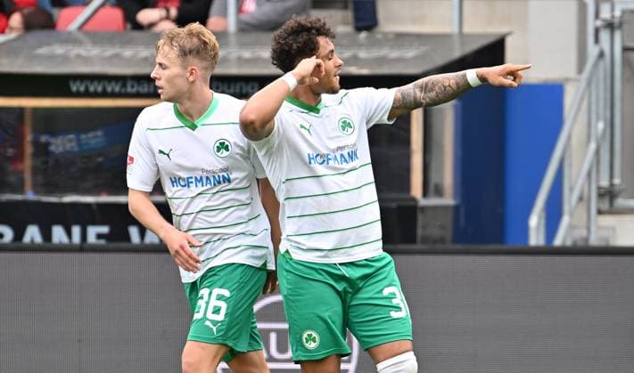 28 04 2024 Soccer Season 2023 2024 2 Soccer Bundesliga 31 Matchday SV Wehen Wiesbaden SVWW SpVgg Greuther Fürth Kleeblatt Sportfoto Zink xwoxzix DFL regulations prohibit any use of photographs as image sequences and or quasi video only for editorial use Torjubel Jubel nach Treffer Torschuß zum 2 2 durch Armindo Sieb 30, SpVgg Greuther Fürth Philipp Müller 34, SpVgg Greuther Fürth Armindo Sieb 30, SpVgg Greuther Fürth