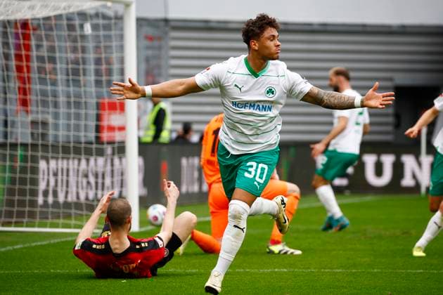 28 04 2024, xavx, Fussball 2 Bundesliga, SV Wehen Wiesbaden SpVgg Greuther Fuerth emspor, v l Armindo Sieb SpVgg Greuther Fürth celebrate the goal, Der Torjubel zum 2 2 DFL DFB REGULATIONS PROHIBIT ANY USE OF PHOTOGRAPHS as IMAGE SEQUENCES and or QUASI VIDEO Wiesbaden