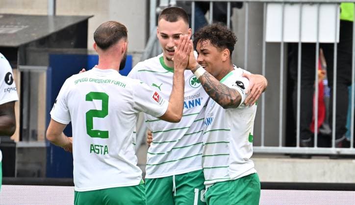 28 04 2024 Soccer Season 2023 2024 2 Soccer Bundesliga 31 Matchday SV Wehen Wiesbaden SVWW SpVgg Greuther Fürth Kleeblatt Sportfoto Zink xwoxzix DFL regulations prohibit any use of photographs as image sequences and or quasi video only for editorial use Treffer Tor Torschuß zum 2 3 durch Armindo Sieb 30, SpVgg Greuther Fürth Simon Asta 2, SpVgg Greuther Fürth Tim Lemperle 19, SpVgg Greuther Fürth Armindo Sieb 30, SpVgg Greuther Fürth