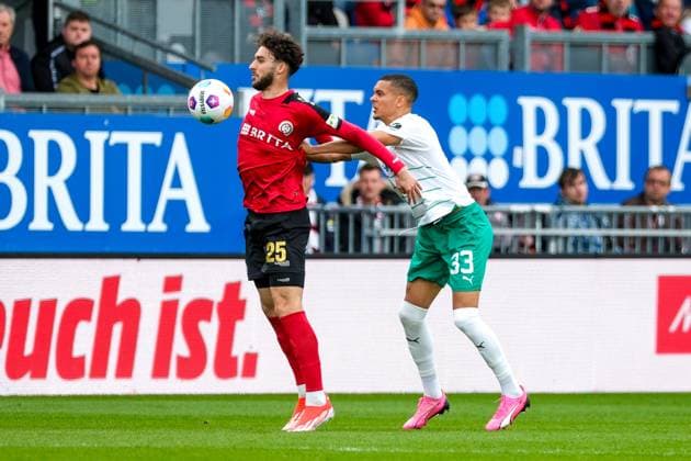 Nikolas Agrafiotis SV Wehen Wiesbaden, 25 in duel with Maximilian Dietz SpVgg Greuther Fuerth, 33 GER, SV Wehen Wiesbaden vs SpVgg Greuther Fuerth, Soccer, 2 Bundesliga, Matchday 31, Season 2023 2024, 28 04 2024 DFL REGULATES PROHIBIT ANY USE OF PHOTOGRAPHS AS IMAGE SEQUENCES AND OR QUASI VIDEO GER, SV Wehen Wiesbaden vs SpVgg Greuther Fuerth, Football, 2 Bundesliga, Matchday 31, Season 2023 2024, 28 04 2024 Wiesbaden Copyright: xEibner-Pressefoto FlorianxWieganx EP_FWD