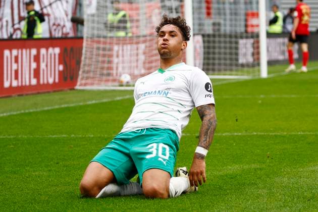 28 04 2024, xavx, Fussball 2 Bundesliga, SV Wehen Wiesbaden SpVgg Greuther Fuerth emspor, v l Armindo Sieb SpVgg Greuther Fürth celebrate the goal, Der Torjubel zum 2 3 DFL DFB REGULATIONS PROHIBIT ANY USE OF PHOTOGRAPHS as IMAGE SEQUENCES and or QUASI VIDEO Wiesbaden
