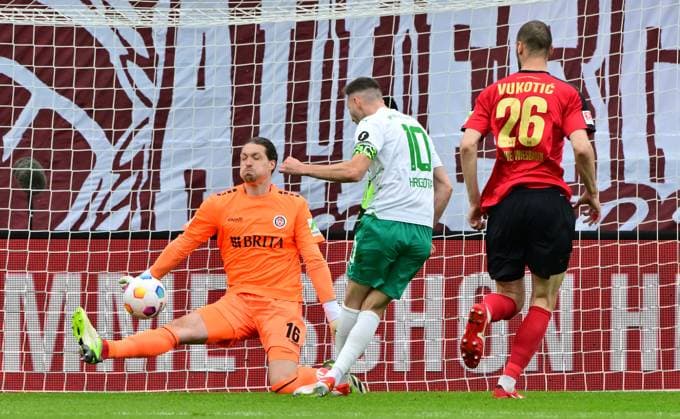 28 04 2024 Soccer Season 2023 2024 2 Soccer Bundesliga 31 Matchday SV Wehen Wiesbaden SVWW SpVgg Greuther Fürth Kleeblatt Sportfoto Zink MeZi xmexzix DFL regulations prohibit any use of photographs as image sequences and or quasi video only for editorial use Branimir Hrgota 10 SpVgg Greuther Fürth scores Goal Goal shot for 2 1 against Florian Stritzel 16, SV Wehen 1926 Wiesbaden SVWW