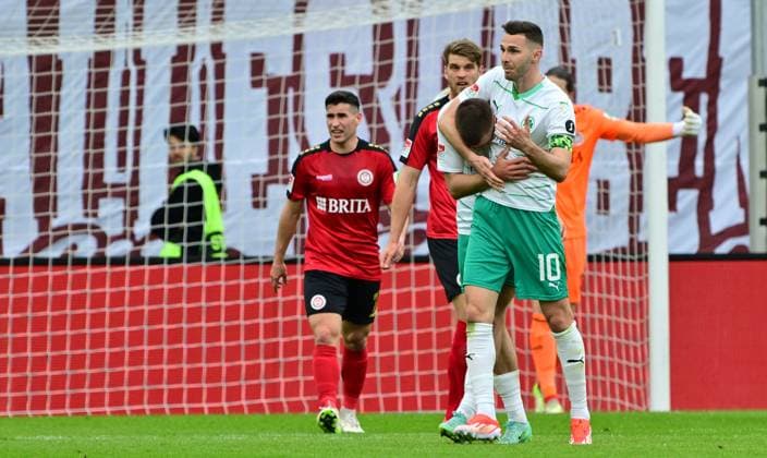 28 04 2024 Soccer Season 2023 2024 2 Soccer Bundesliga 31 Matchday SV Wehen Wiesbaden SVWW SpVgg Greuther Fürth Kleeblatt Sportfoto Zink MeZi xmexzix DFL regulations prohibit any use of photographs as image sequences and or quasi video only for editorial use Torjubel Jubel nach Treffer Torschuß zum 2 1 durch Branimir Hrgota 10 SpVgg Greuther Fürth