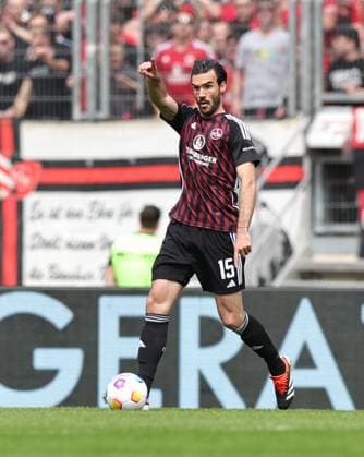 28 04 2024 Soccer Season 2023 2024 2 Soccer Bundesliga 31 Matchday 1 FC Nürnberg FCN Club Karlsruher SC KSC Sportfoto Zink DaMa xdaxmax DFL regulations prohibit any use of photographs as image sequences and or quasi video only for editorial use Ivan Marquez 15, 1 FC Nürnberg FCN indicates gestures directs gives instructions cropped single image