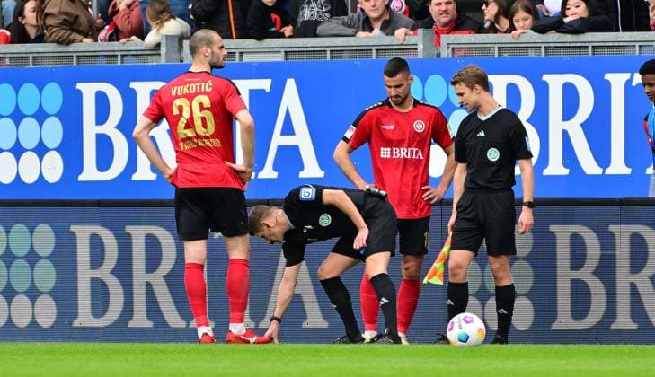 28 04 2024 Soccer Season 2023 2024 2 Soccer Bundesliga 31 Matchday SV Wehen Wiesbaden SVWW SpVgg Greuther Fürth Kleeblatt Sportfoto Zink MeZi xmexzix DFL regulations prohibit any use of photographs as image sequences and or quasi video only for editorial use Patrick Ittrich Referee has interrupted match due to problems with ground Aleksandar Vukotic 26, SV Wehen 1926 Wiesbaden SVWW Jarno Wienefeld Linesman Referee Assistant Referee