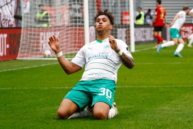 28 04 2024, xavx, Fussball 2 Bundesliga, SV Wehen Wiesbaden SpVgg Greuther Fuerth emspor, v l Armindo Sieb SpVgg Greuther Fürth celebrate the goal, Der Torjubel zum 2 3 DFL DFB REGULATIONS PROHIBIT ANY USE OF PHOTOGRAPHS as IMAGE SEQUENCES and or QUASI VIDEO Wiesbaden