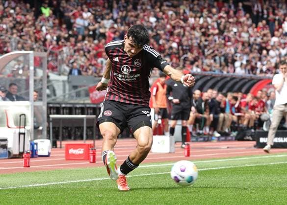 28 04 2024 Soccer Season 2023 2024 2 Soccer Bundesliga 31 Matchday 1 FC Nürnberg FCN Club Karlsruher SC KSC Sportfoto Zink DaMa xdaxmax DFL regulations prohibit any use of photographs as image sequences and or quasi video only for editorial use Can Yilmaz Uzun 42, 1 FC Nürnberg FCN flankt Flanke Freisteller Einzelbild