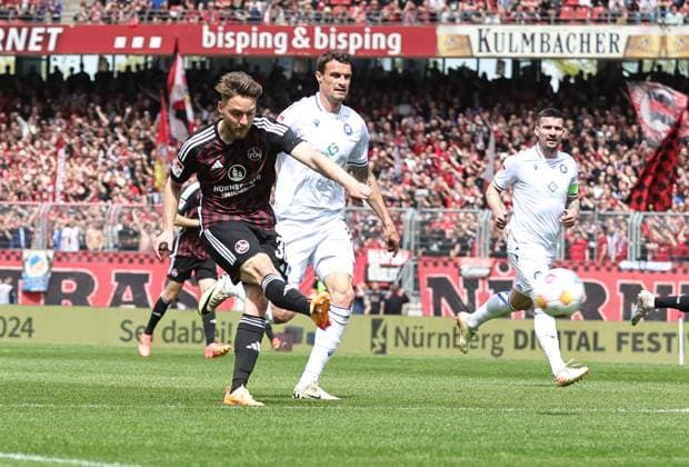 28 04 2024 Soccer Season 2023 2024 2 Soccer Bundesliga 31 Matchday 1 FC Nürnberg FCN Club Karlsruher SC KSC Sportfoto Zink DaMa xdaxmax DFL regulations prohibit any use of photographs as image sequences and or quasi video only for editorial use Lukas Schleimer 36, 1 FC Nürnberg FCN with shot on goal